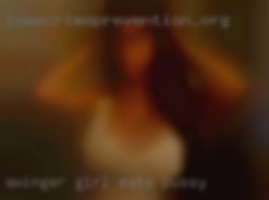 swinger girl eats pussy